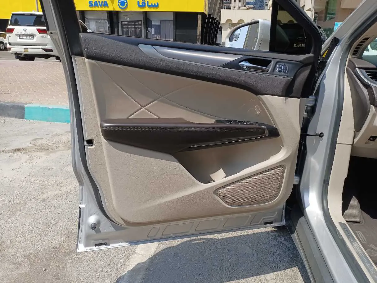 Car image 10