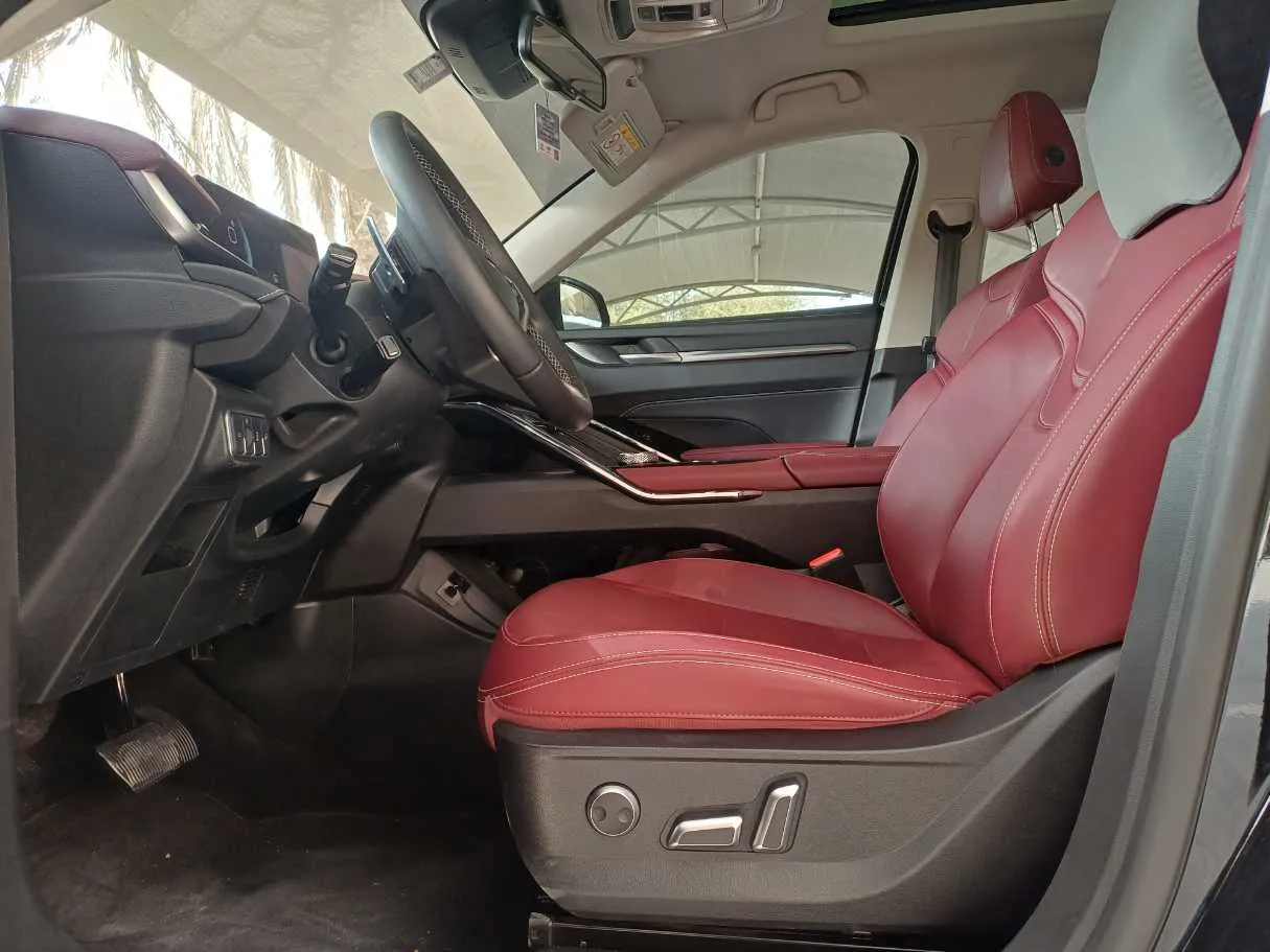 Car image 12