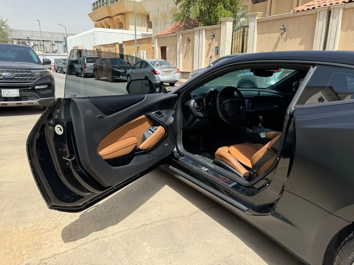 Car image 8