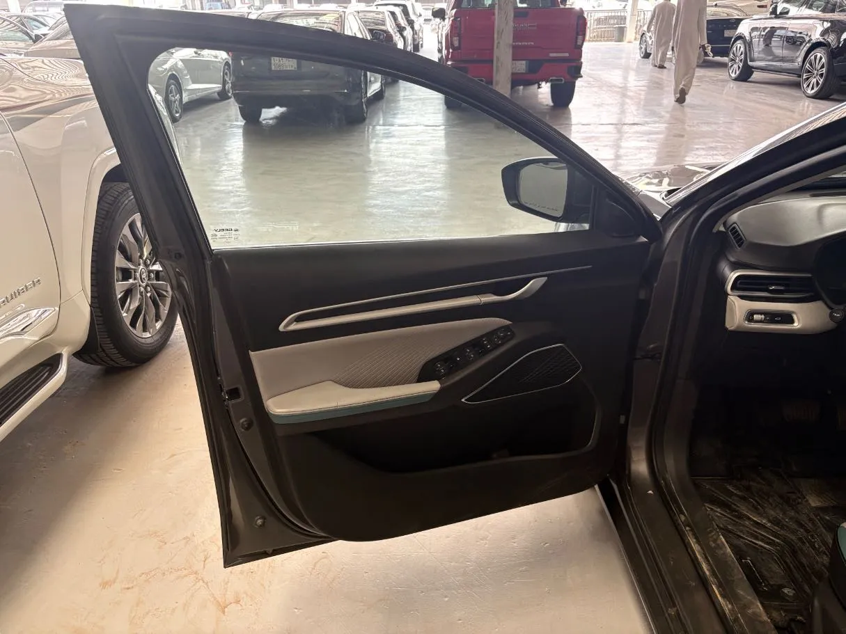 Car image 8