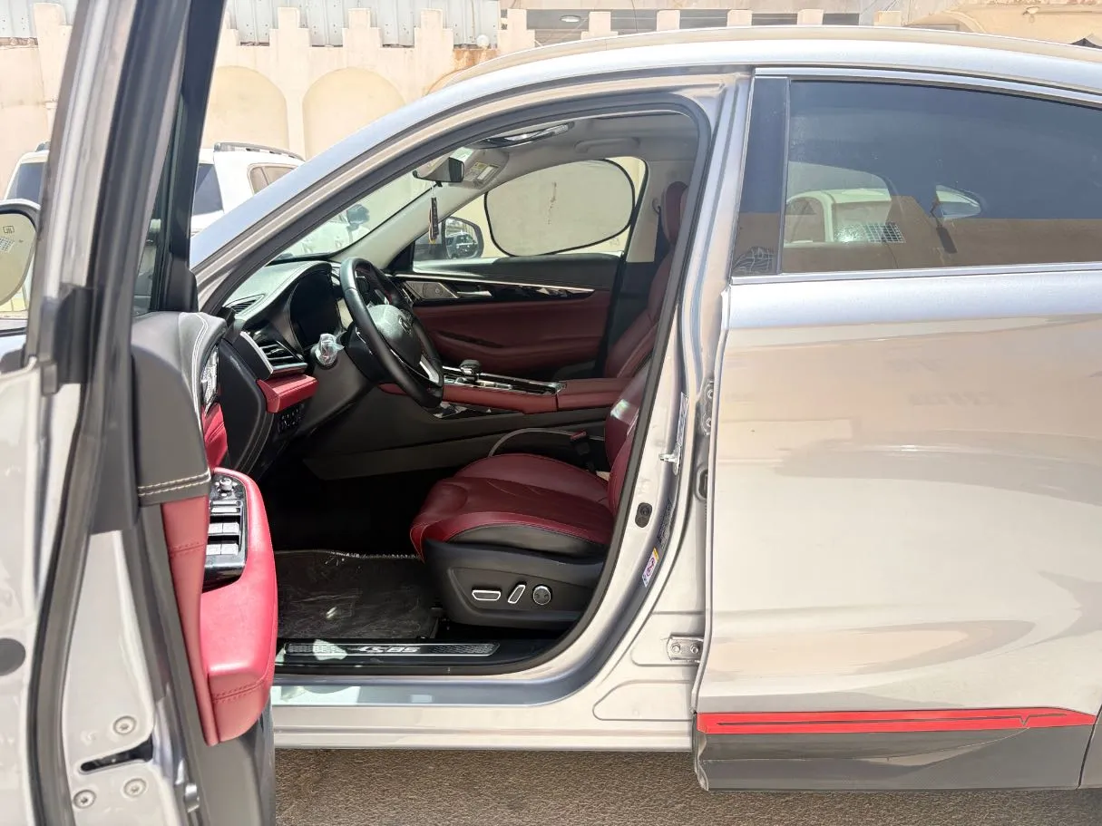 Car image 11