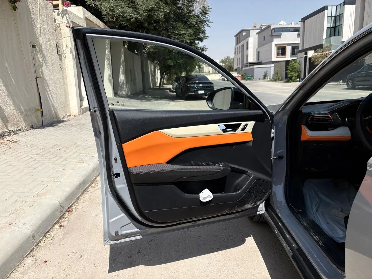 Car image 10
