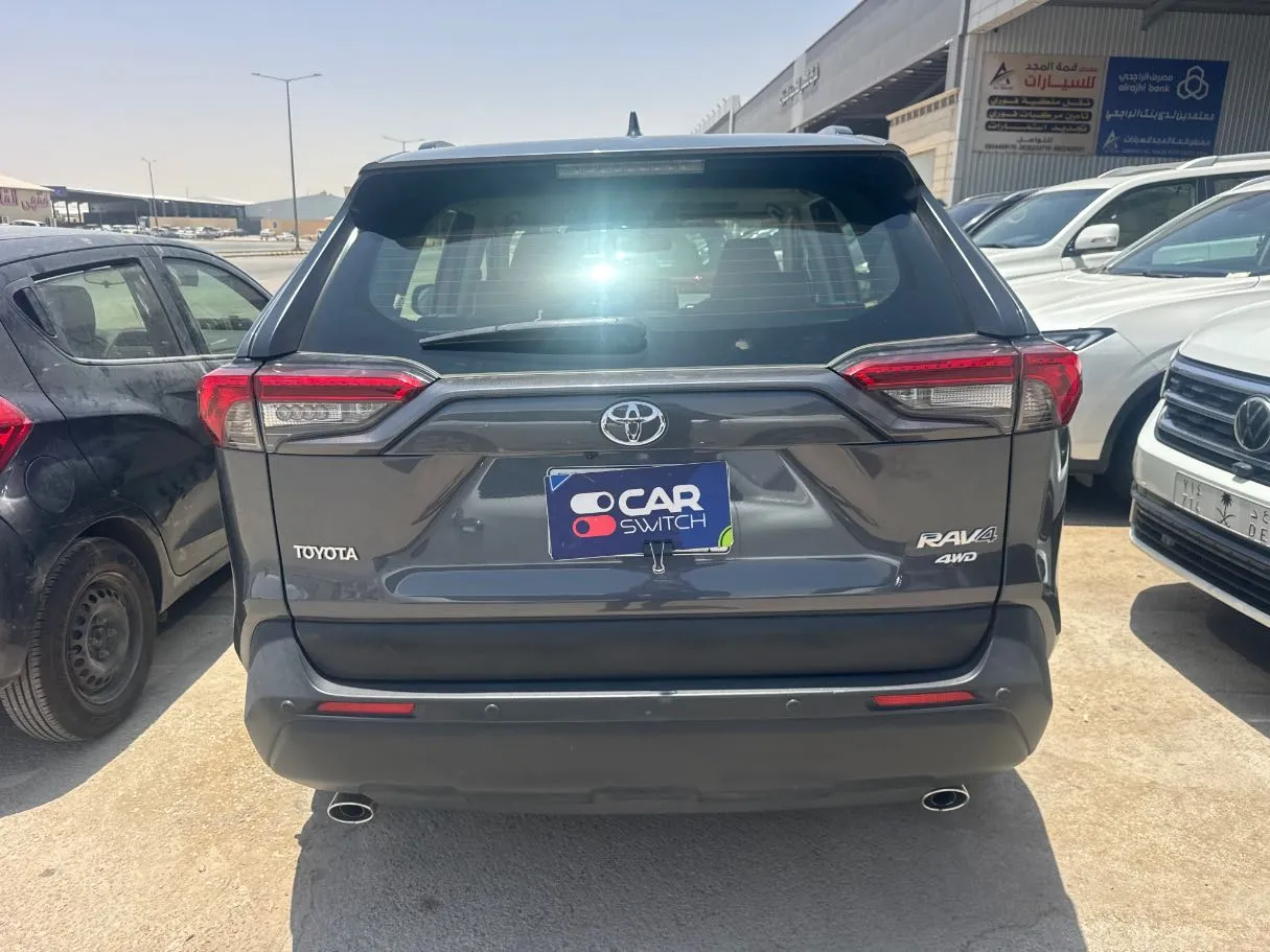 Car image 4