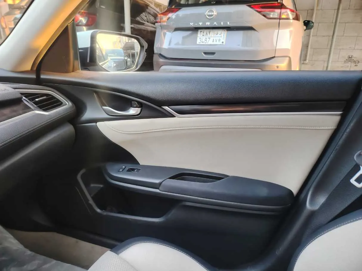 Car image 35