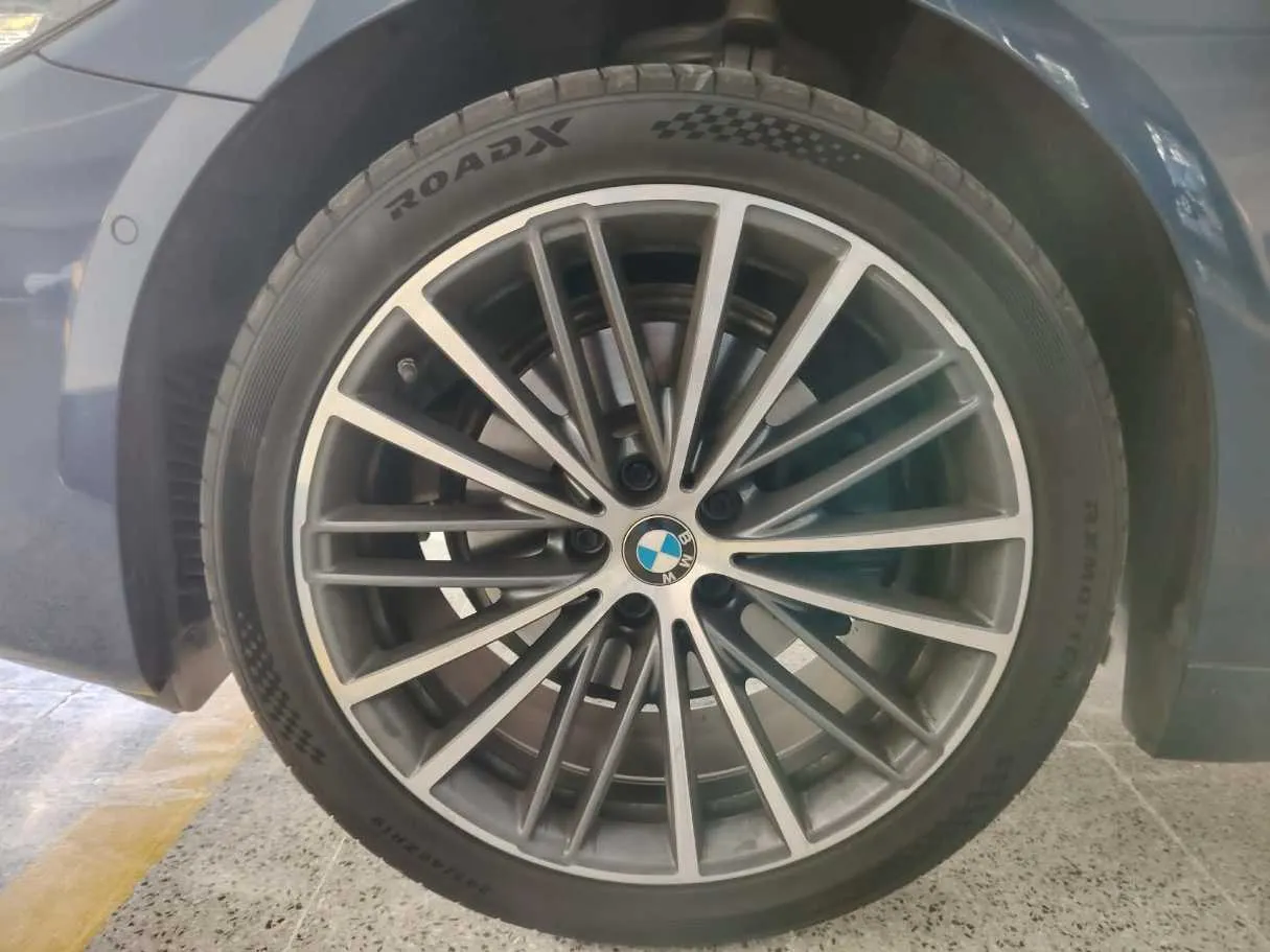 Car image 10