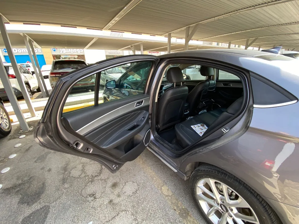 Car image 12