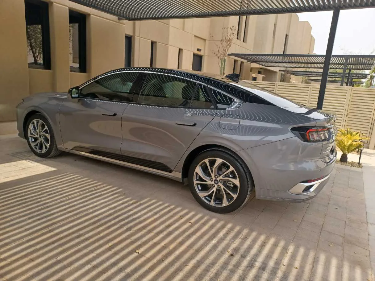 Car image 9