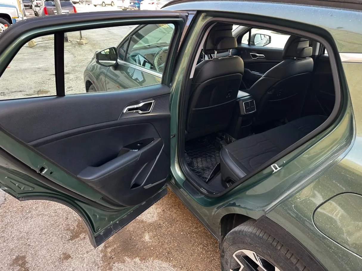 Car image 13