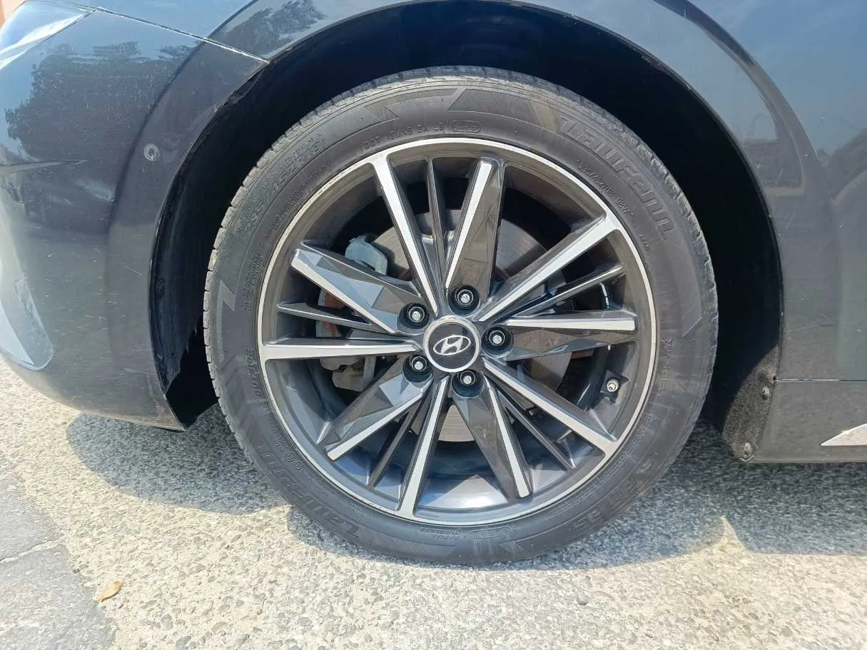 Car image 10