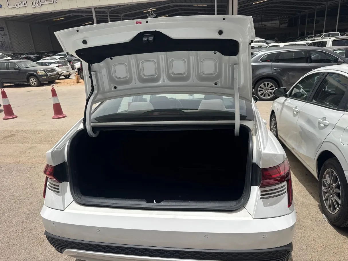 Car image 19