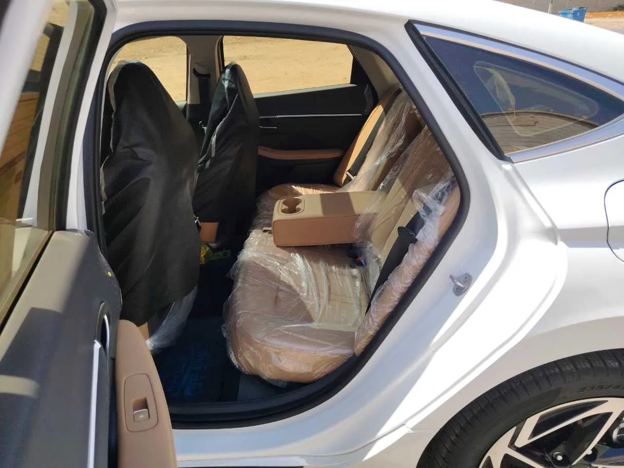 Car image 15