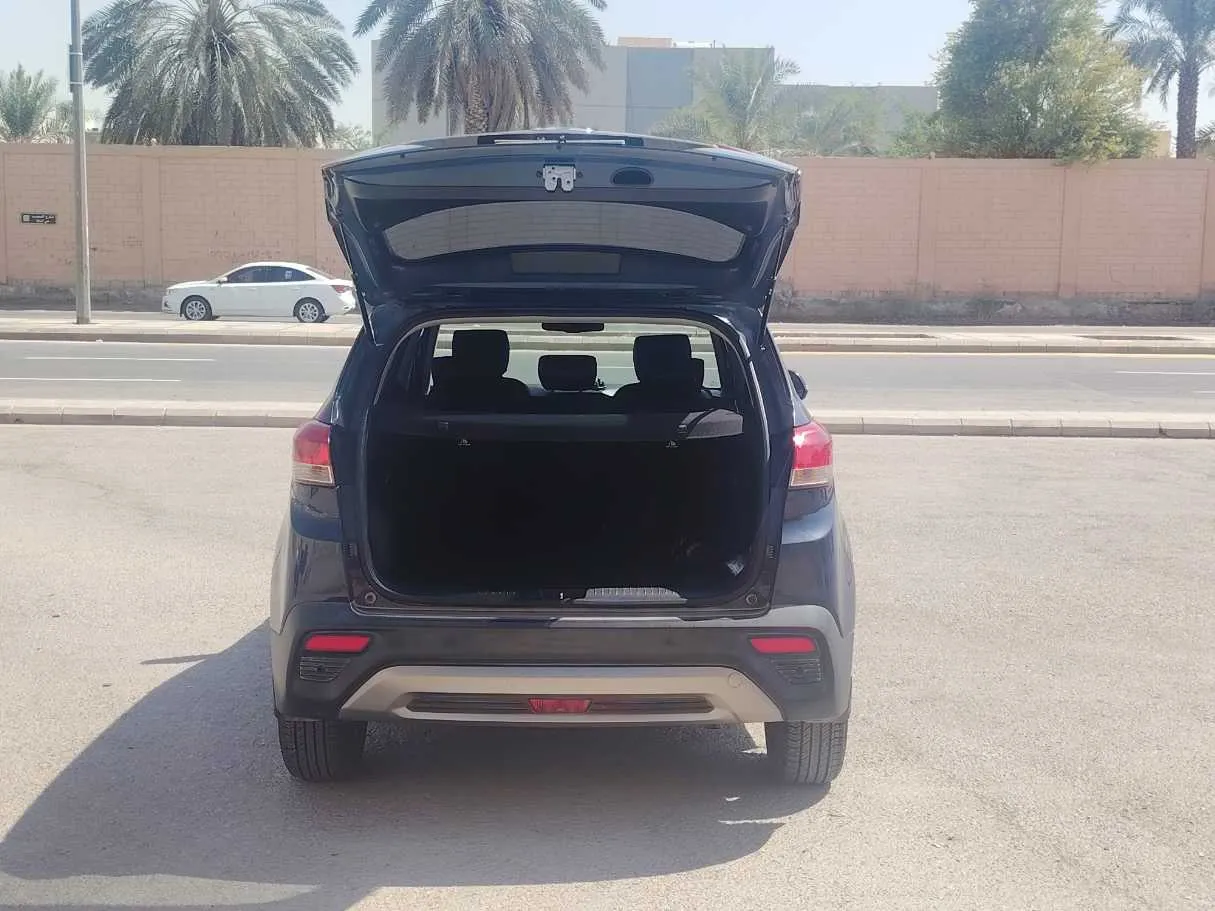 Car image 25