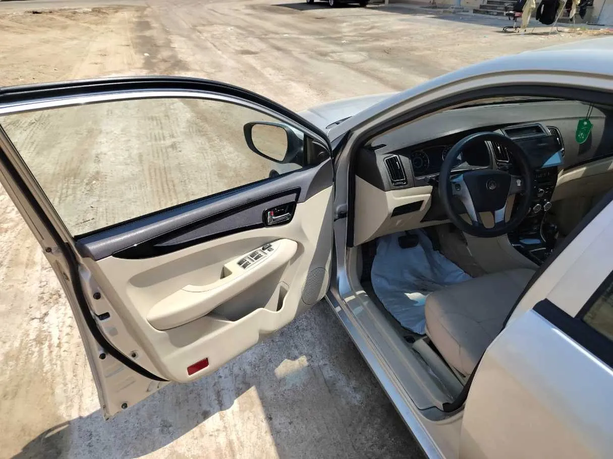 Car image 12