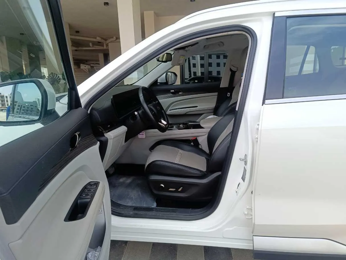 Car image 13