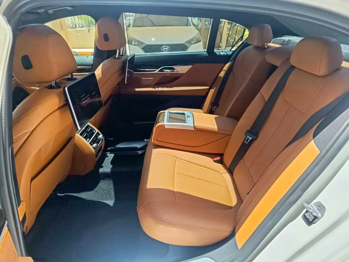 Car image 19