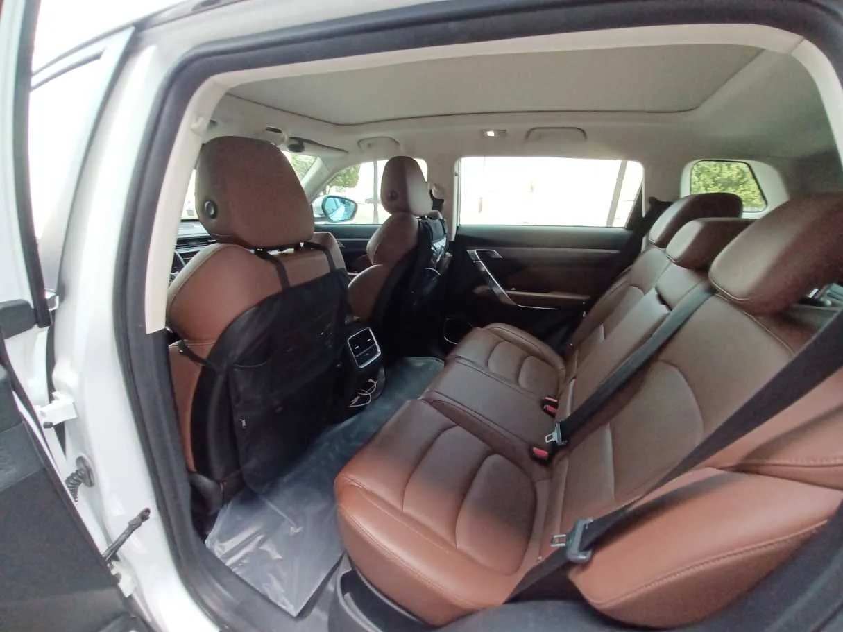 Car image 12