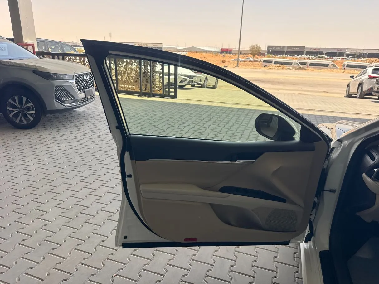 Car image 8