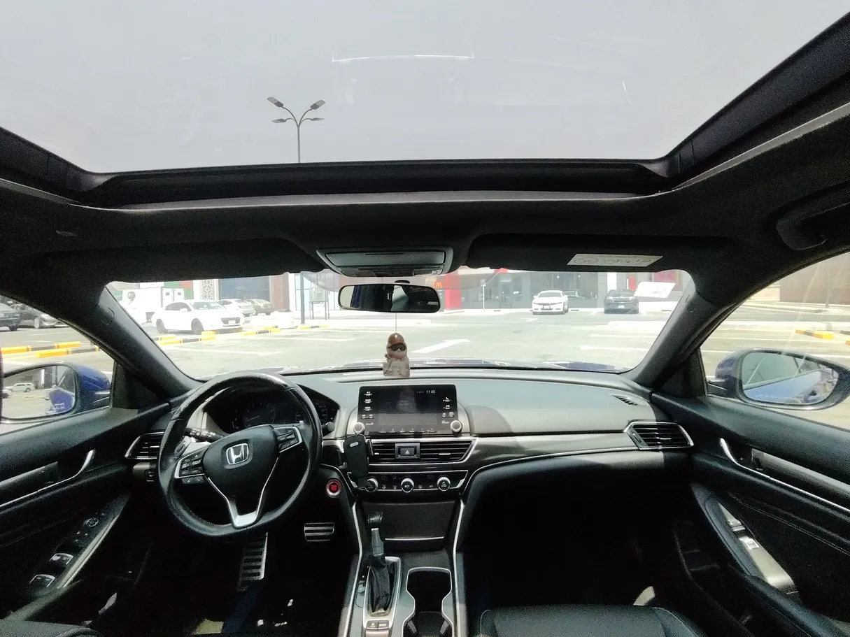 Car image 17