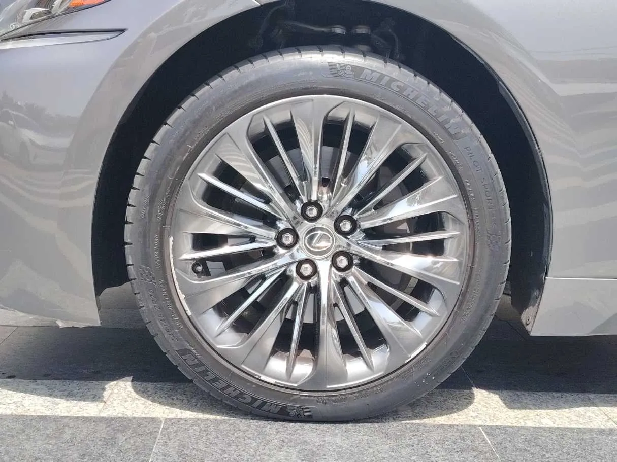 Car image 10