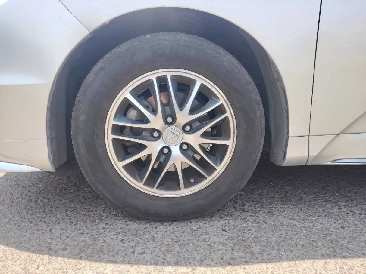 Car image 9