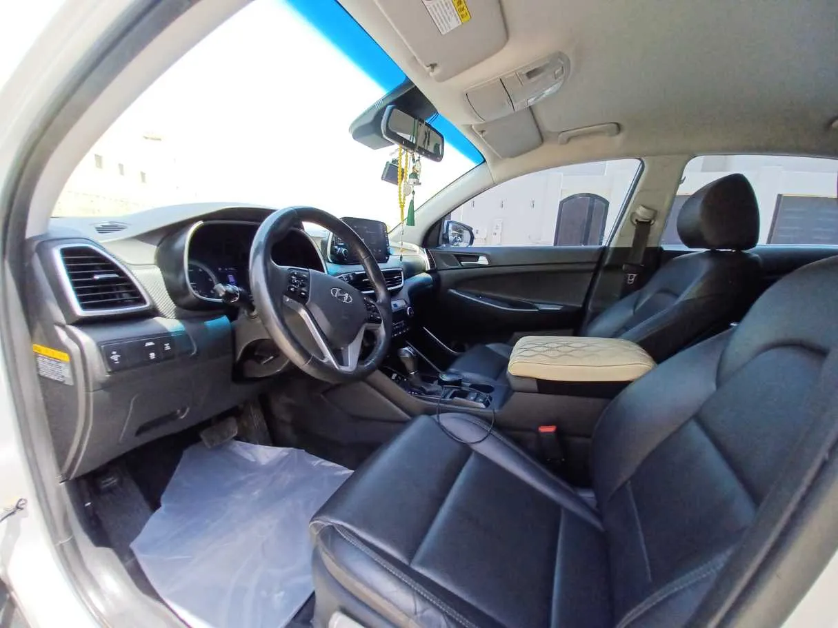 Car image 10