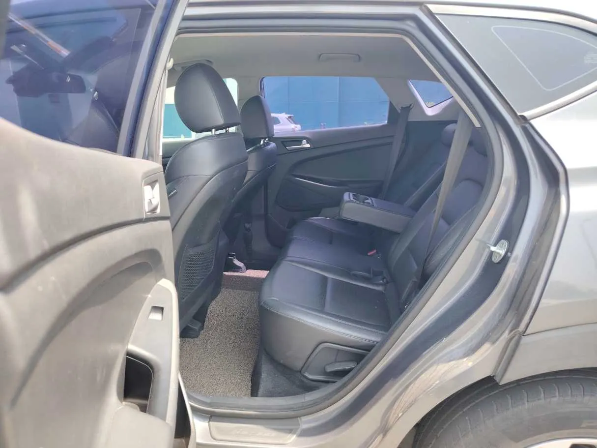 Car image 15