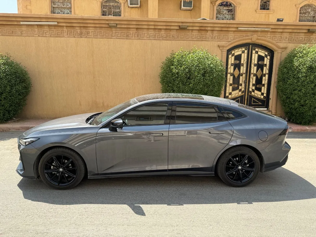 Car image 8