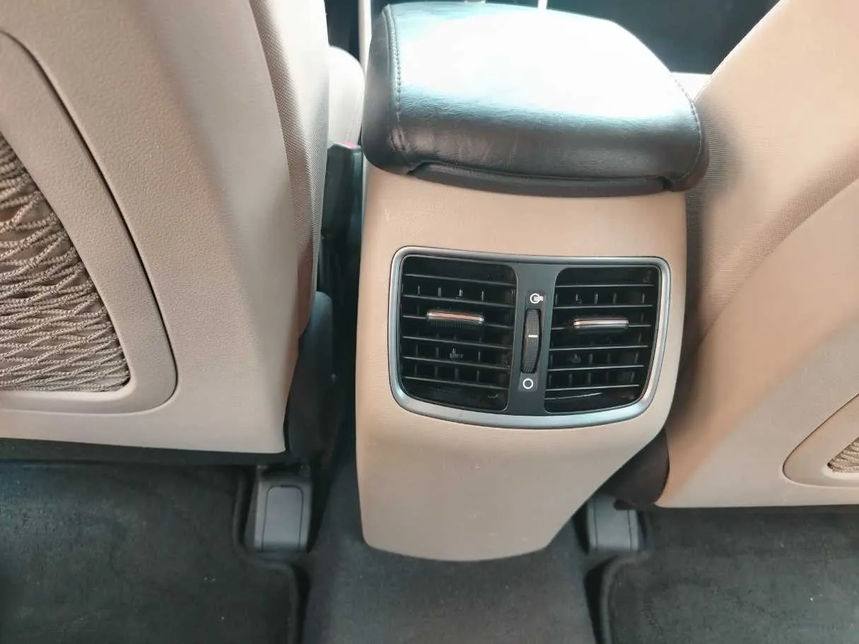 Car image 32
