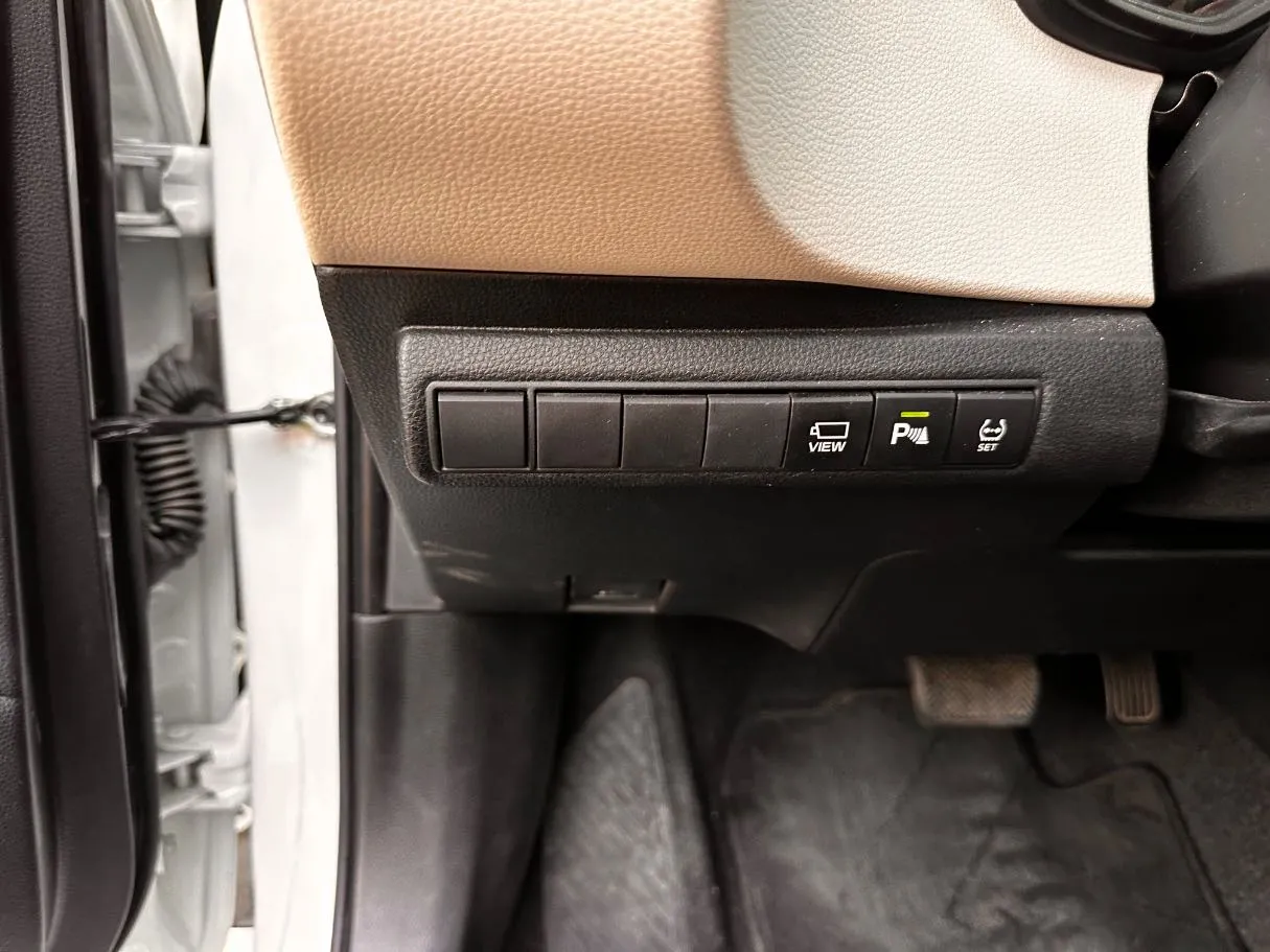 Car image 24