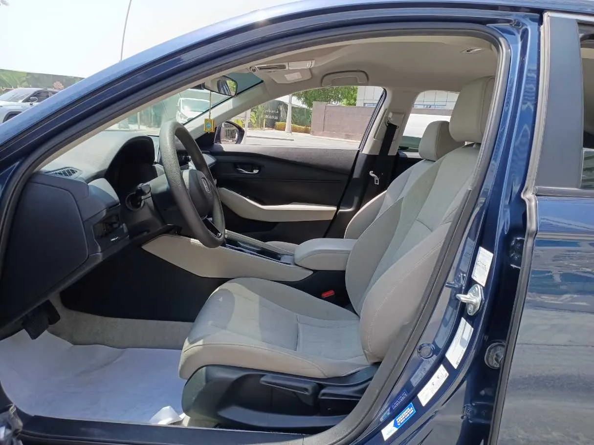 Car image 12