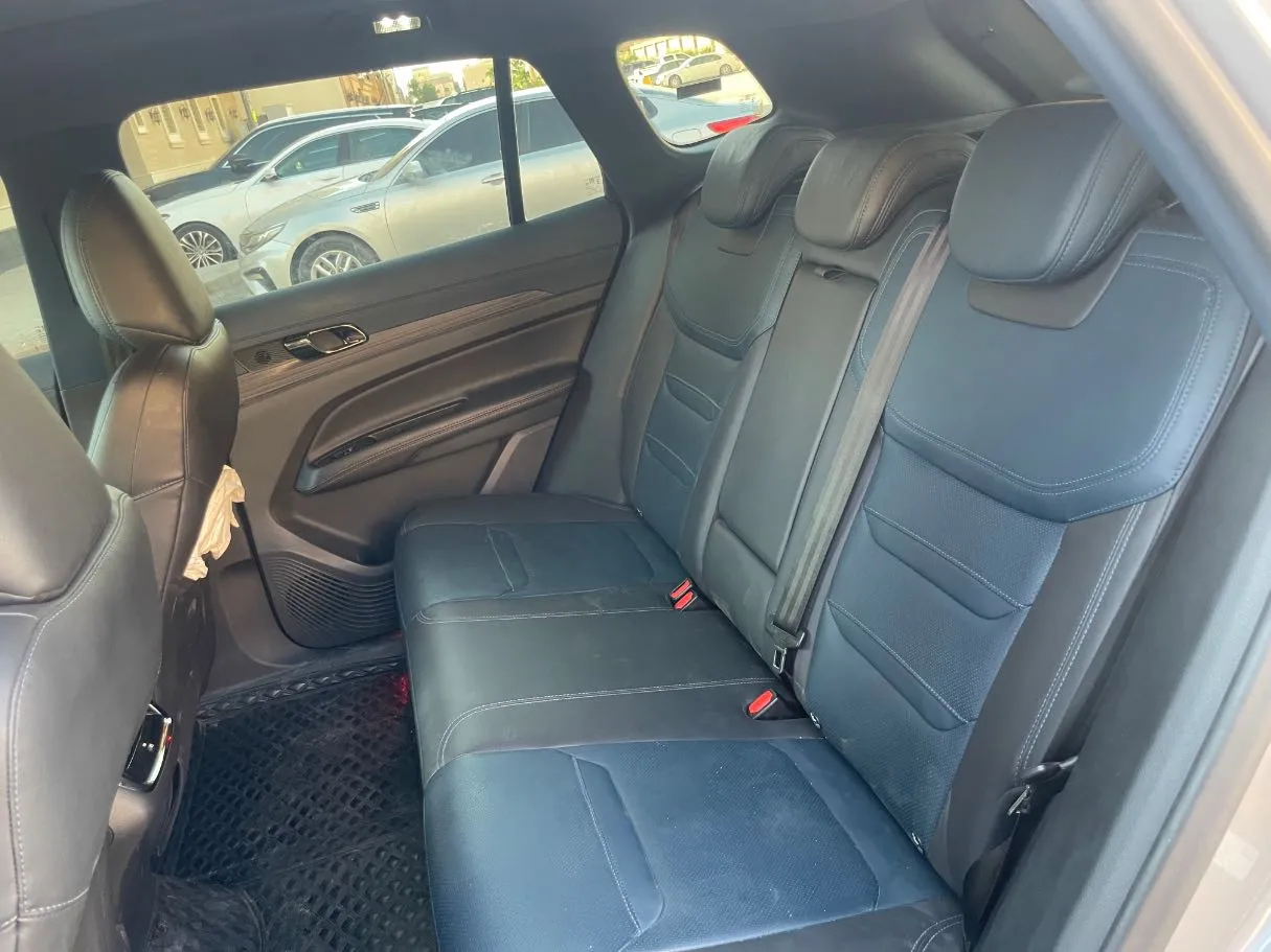 Car image 16