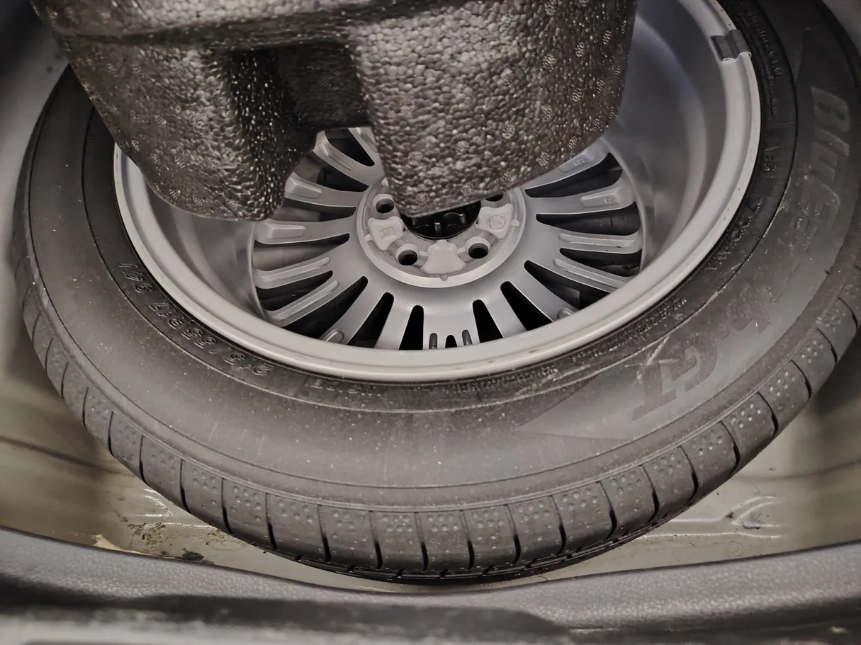Car image 32