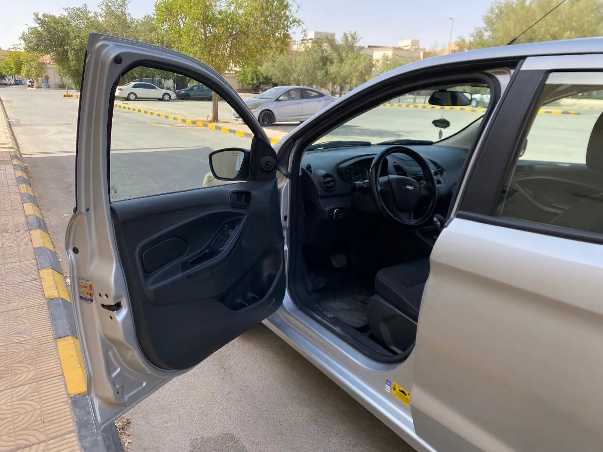 Car image 9
