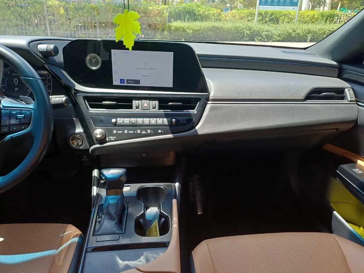 Car image 15