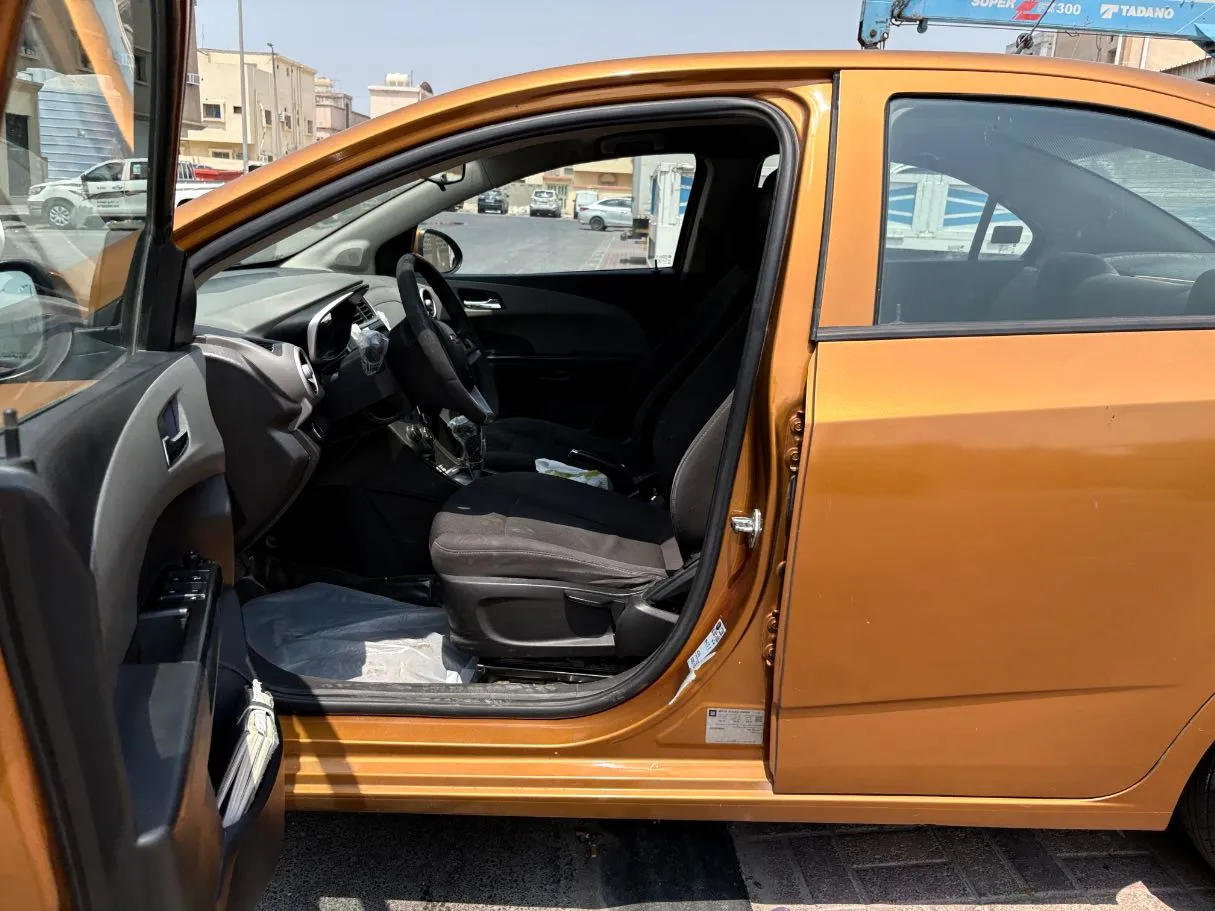 Car image 12