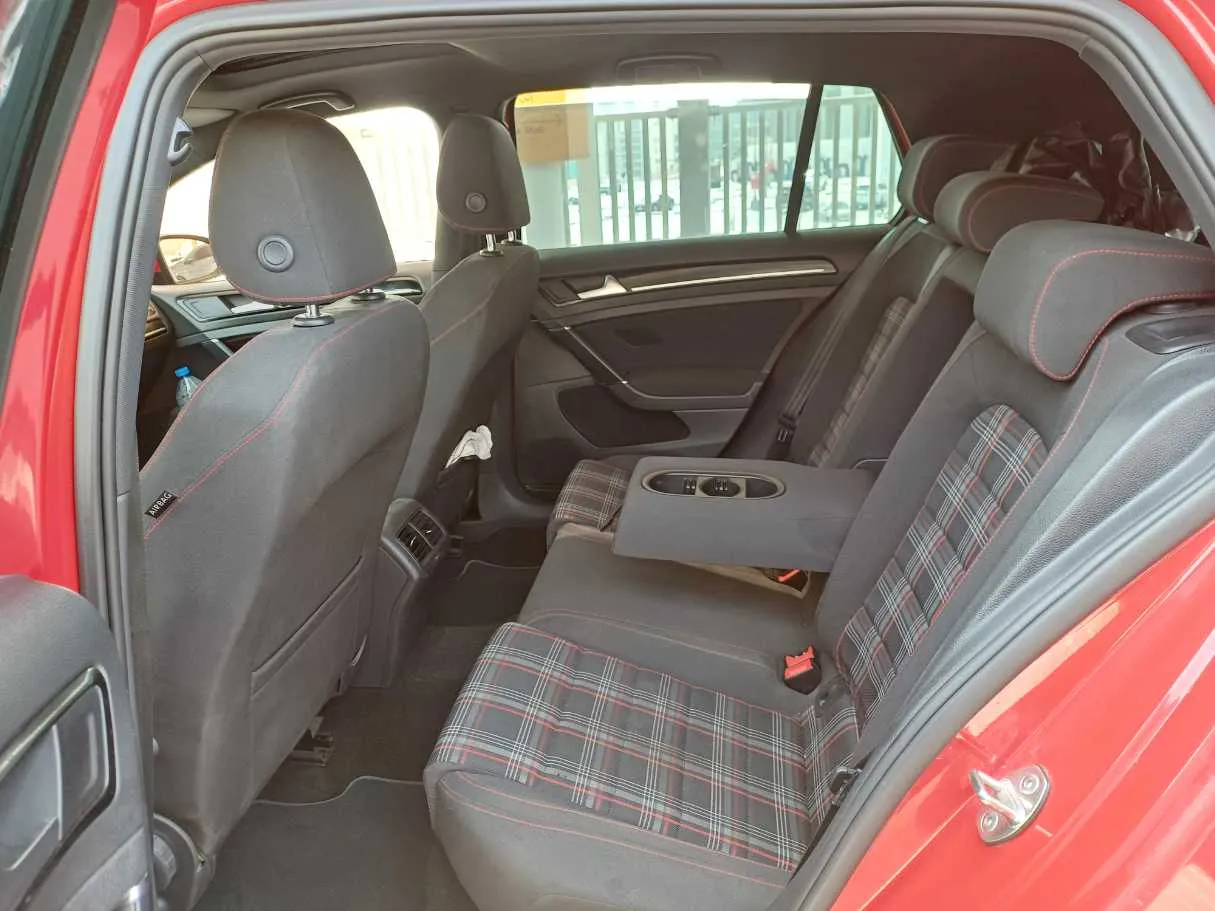 Car image 13