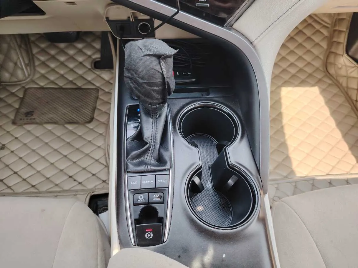 Car image 19