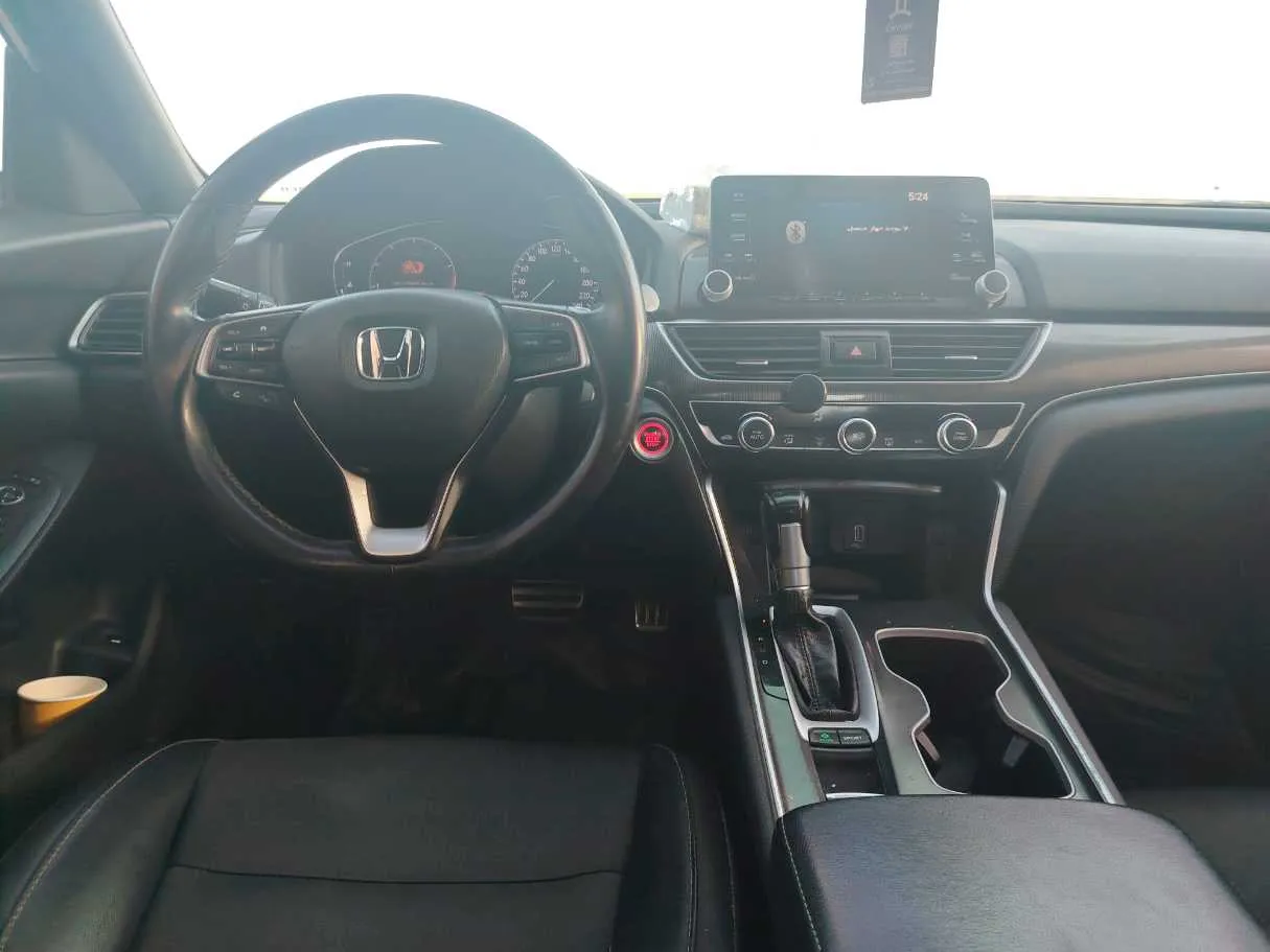 Car image 17