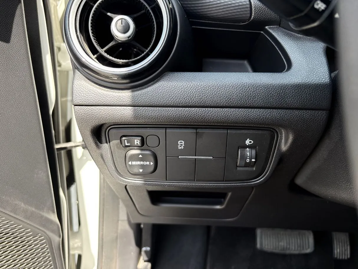 Car image 26