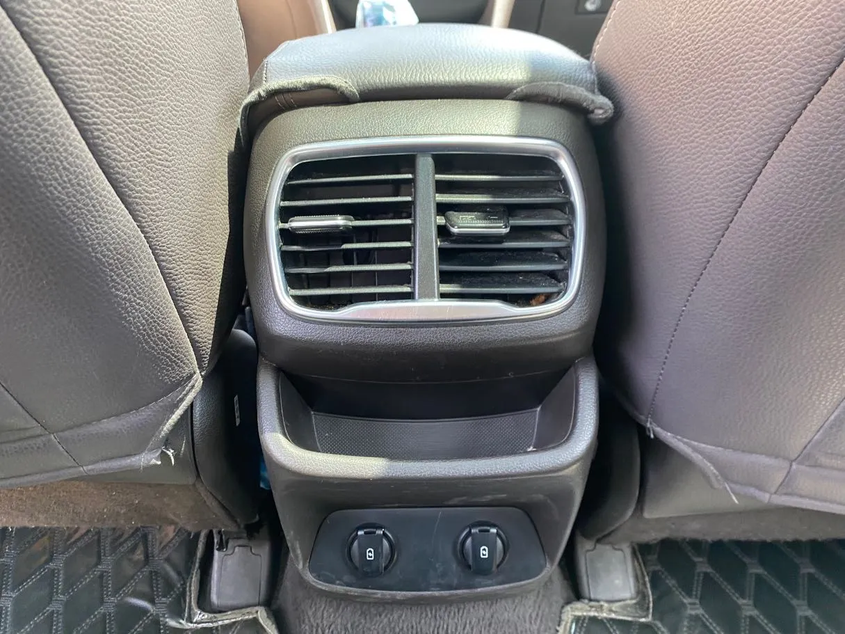Car image 26