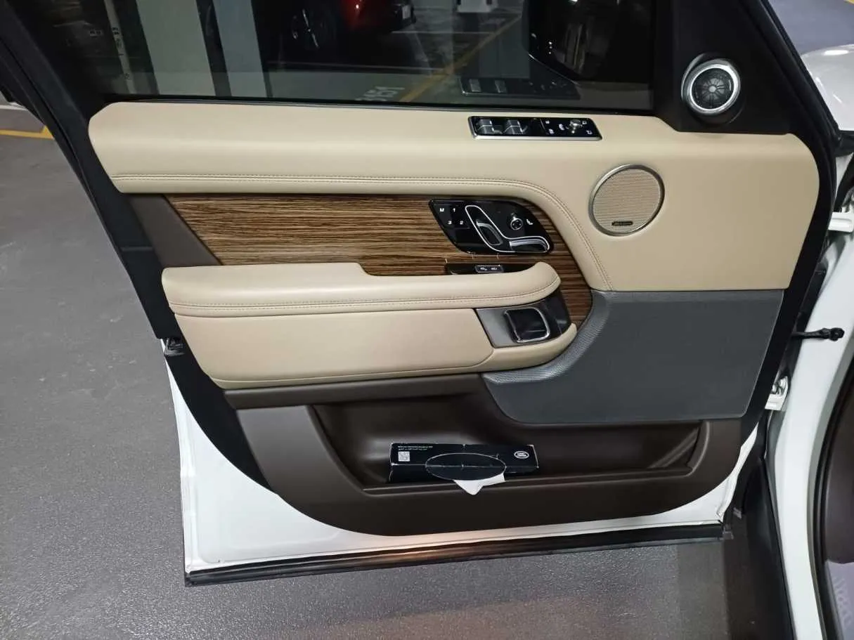 Car image 9