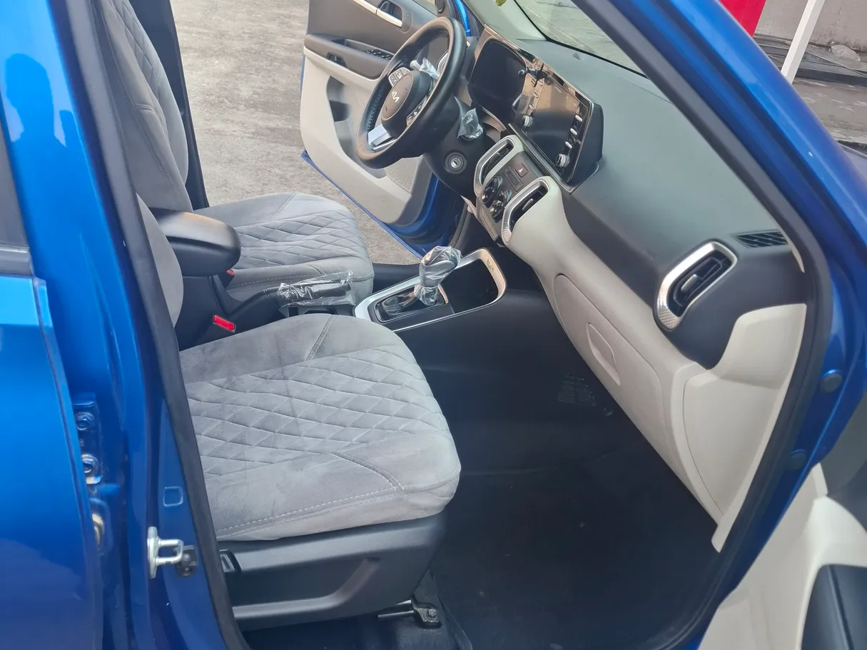 Car image 12