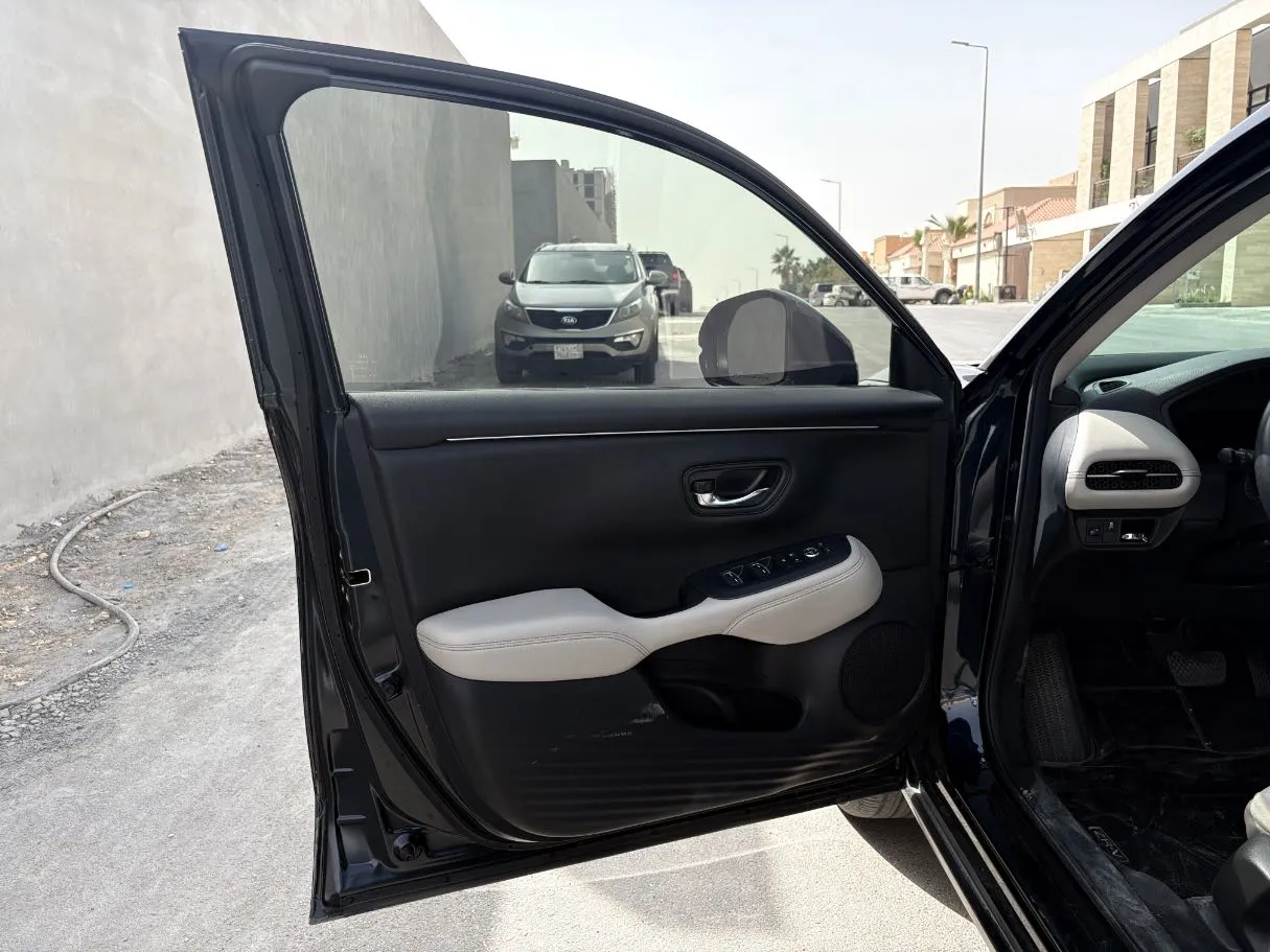 Car image 10