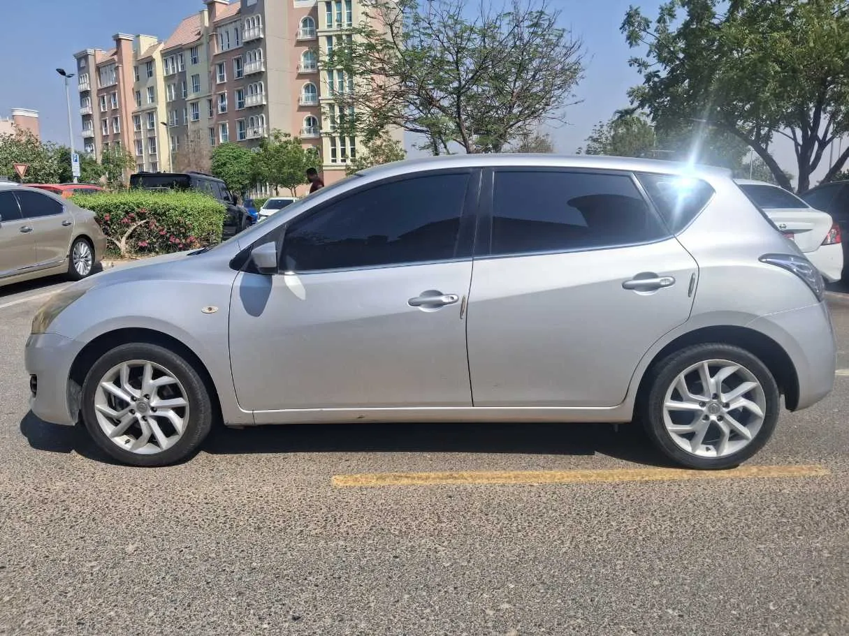 Car image 4