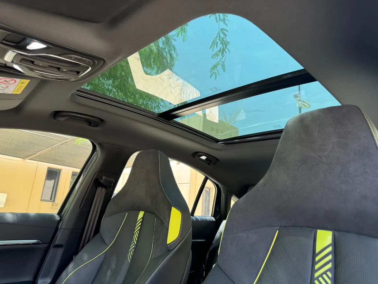 Car image 14