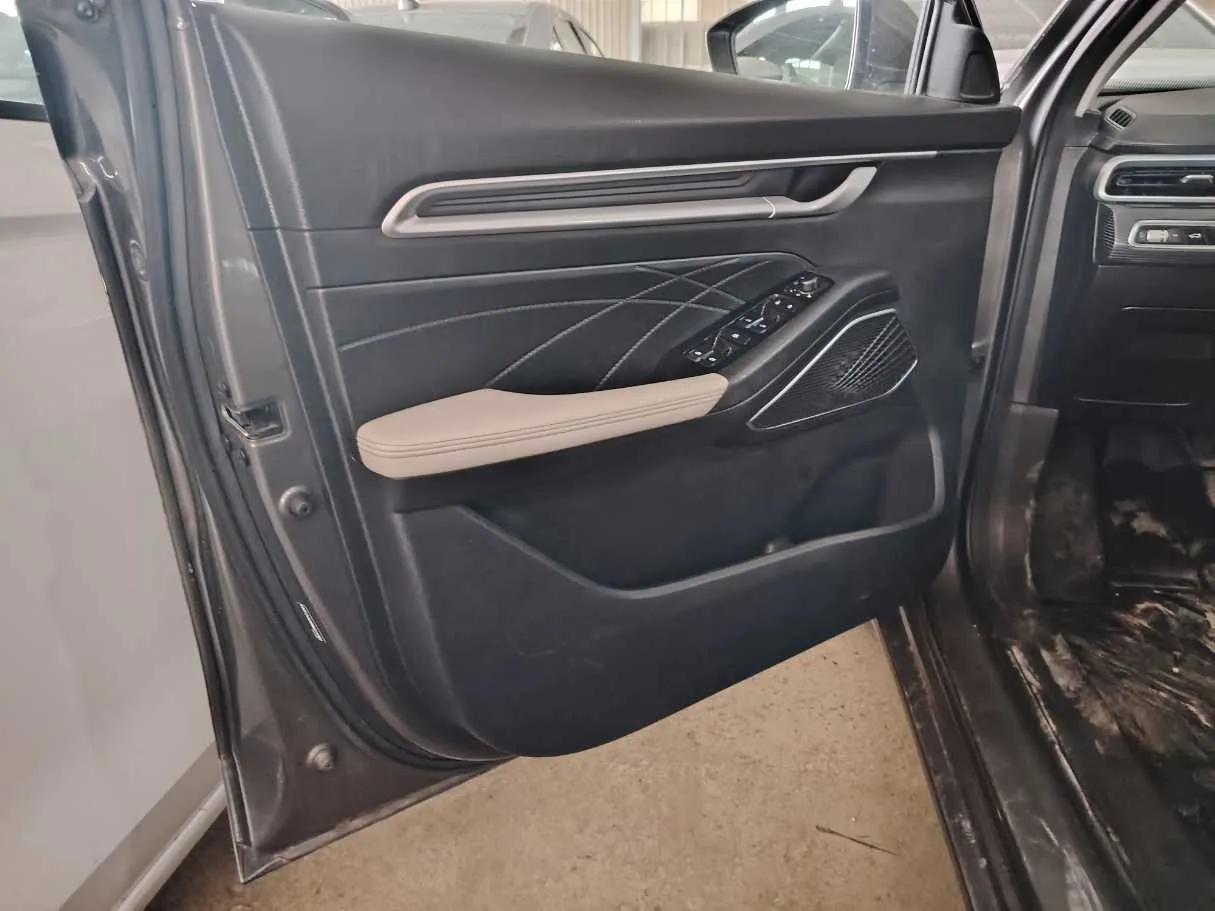Car image 12