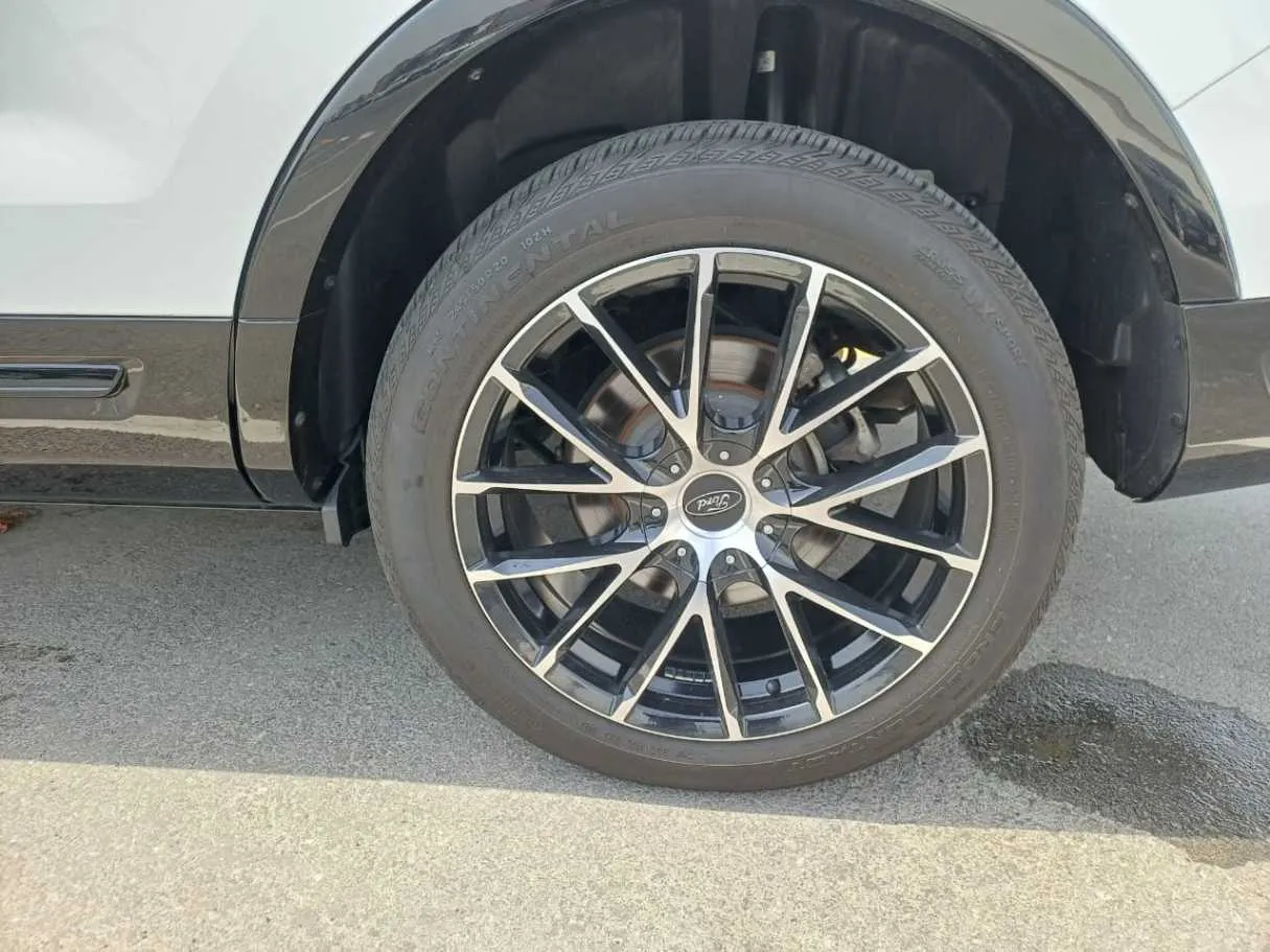 Car image 11
