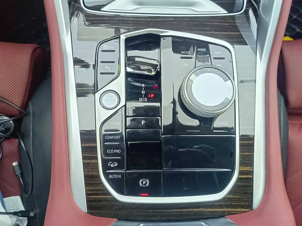 Car image 24