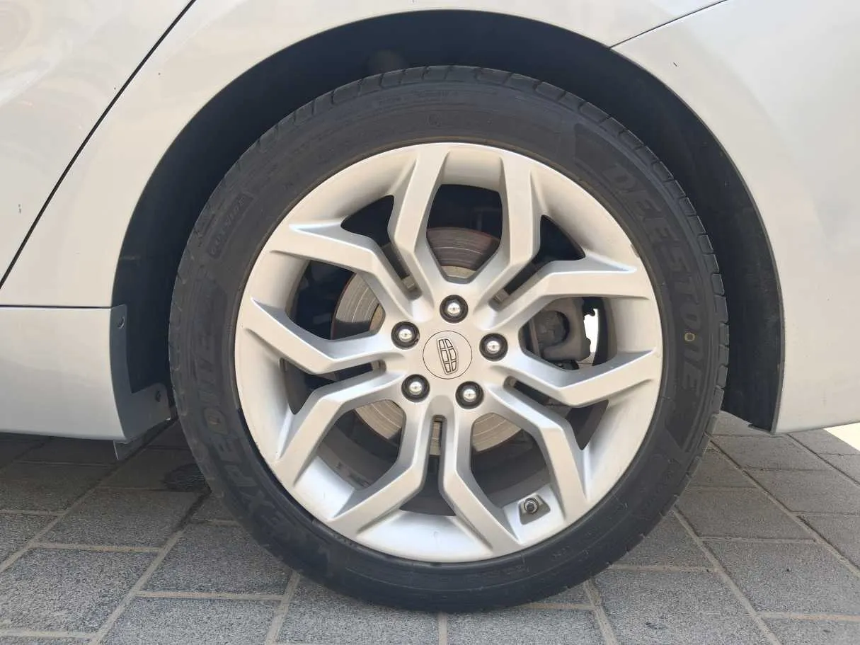 Car image 9