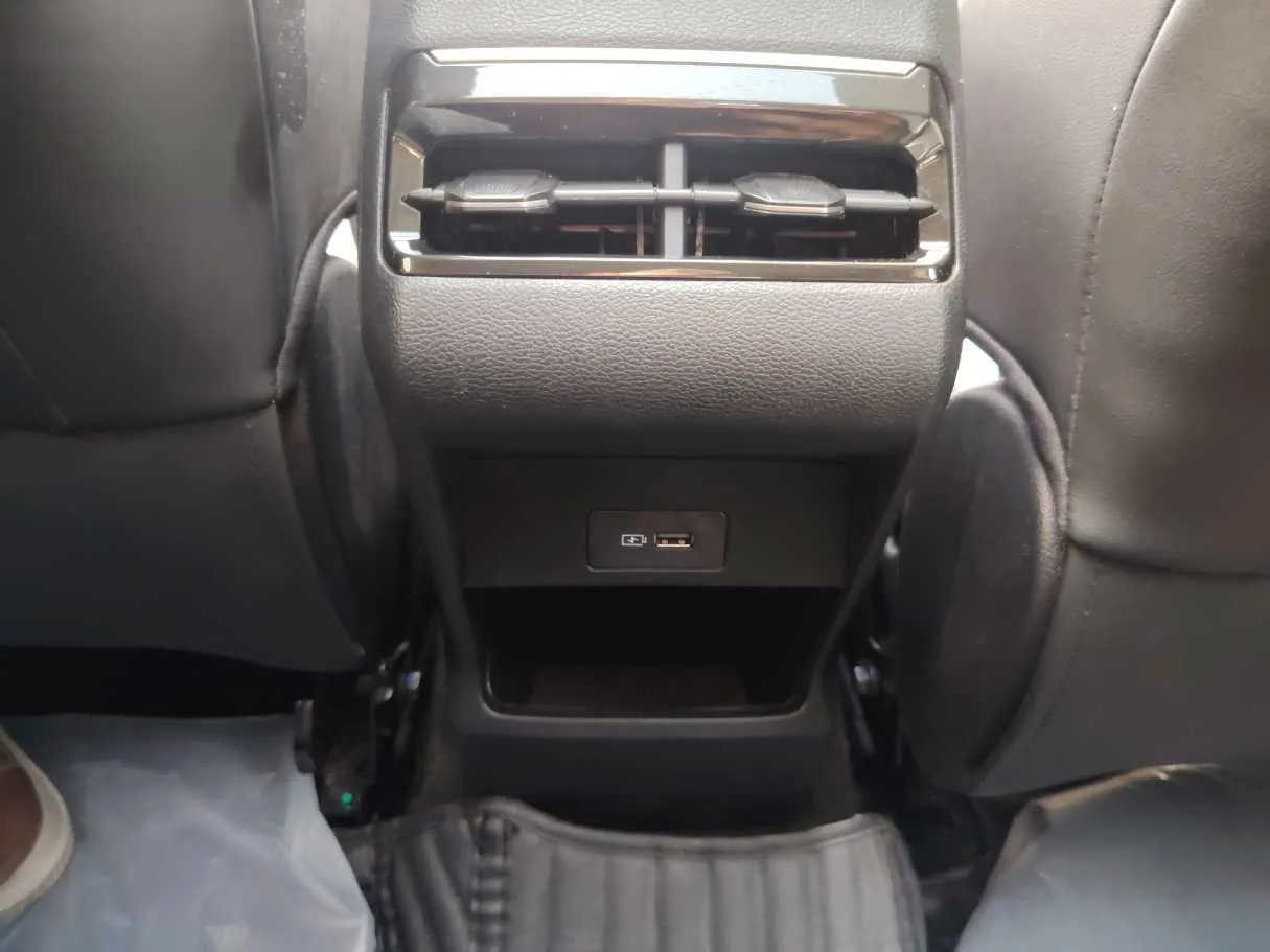 Car image 27